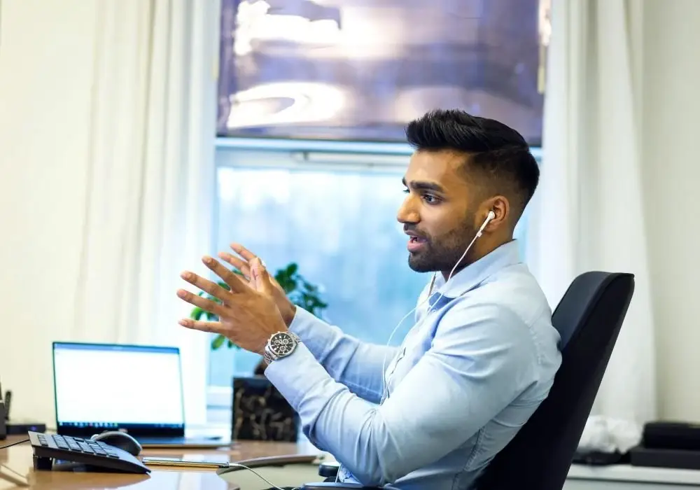 How to Start an Online Store in Bangladesh: A Step-by-Step Guide 5 অনলাইন ব্যবসার সাধারণ জিজ্ঞাসার উত্তর খোঁজার একটি মার্জিত ডেস্ক সেটআপ।
